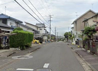 　前面道路含む現地写真　前面道路が印象的な現地写真です