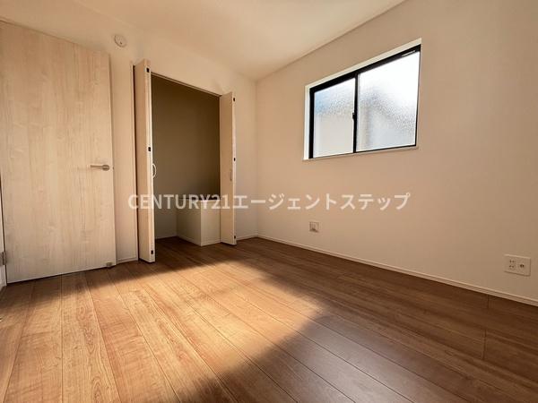 　洋室　洋室の明るさが際立ちます