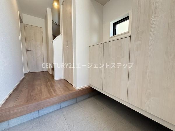 　玄関　収納豊富な玄関が魅力です