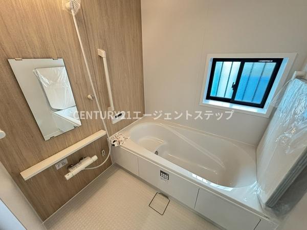 　バス　バスは窓付きで明るいです