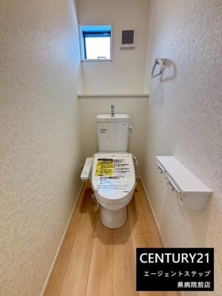 　トイレ　トイレに窓があり明るい空間です