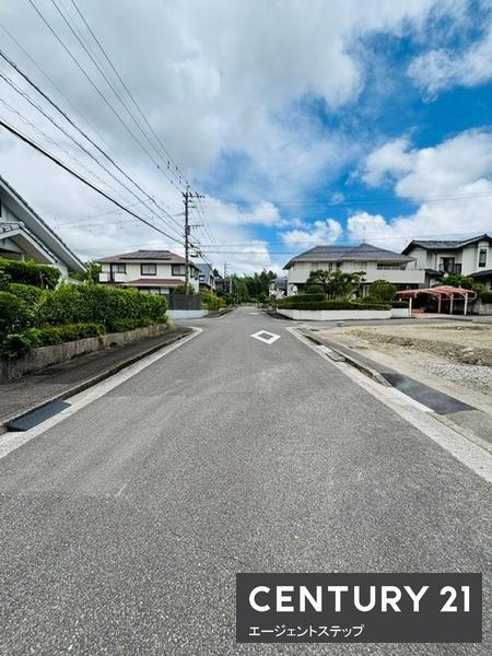 　前面道路含む現地写真　前面道路を含む現地写真です