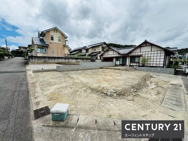 　前面道路含む現地写真　前面道路が広く印象的です