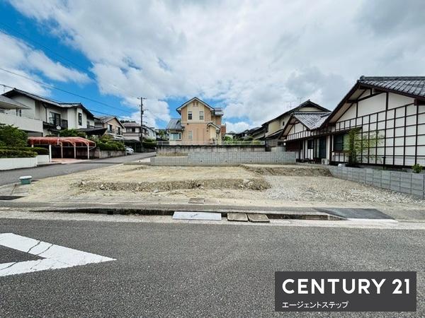 　前面道路含む現地写真　前面道路と現地の写真です