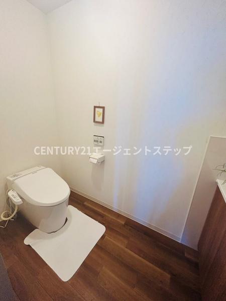 　トイレ　木目調が映えるトイレです