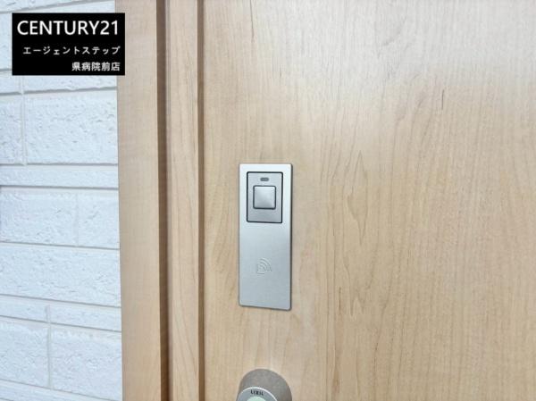 　玄関　玄関にカードキー対応ドア設置です