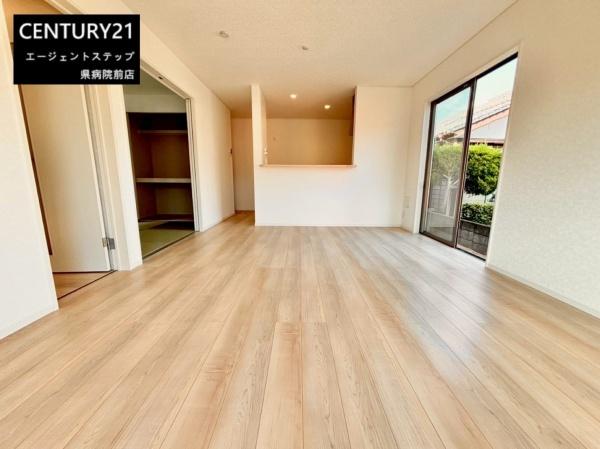 　リビング　リビングは明るい空間です