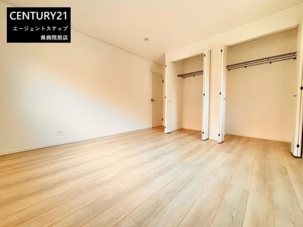 　寝室　収納豊富な寝室です