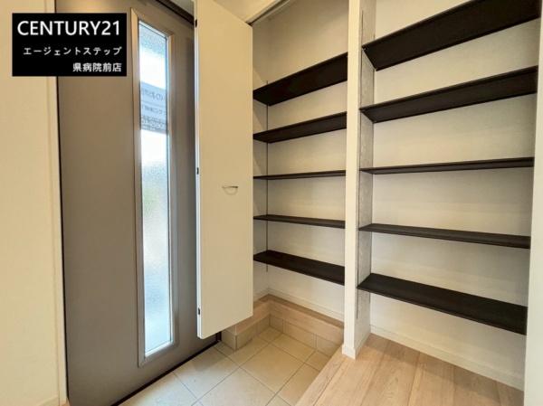 　収納　収納が充実した玄関スペースです