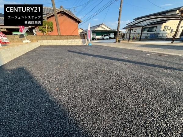 　駐車場　駐車場がしっかり舗装されています