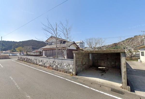 　駐車場　駐車場が道路沿いにあります