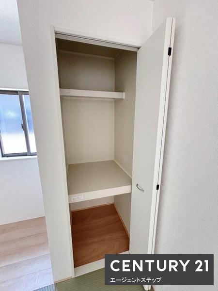 　収納　棚付きの収納が便利です
