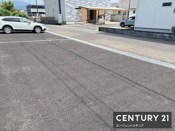 　駐車場　駐車場が広々としています