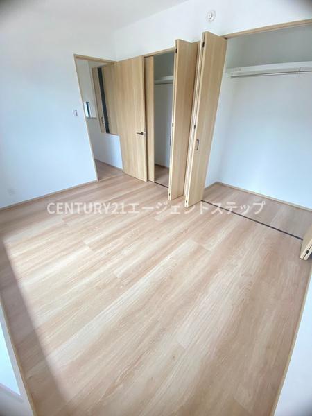 　寝室　収納が便利な寝室です