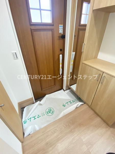 　玄関　玄関は木目調ドアが特徴です