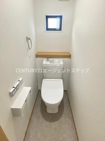 　トイレ　窓付きの明るいトイレです