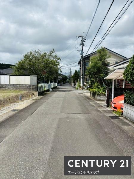 　前面道路含む現地写真　前面道路含む現地写真で落ち着いた街並み