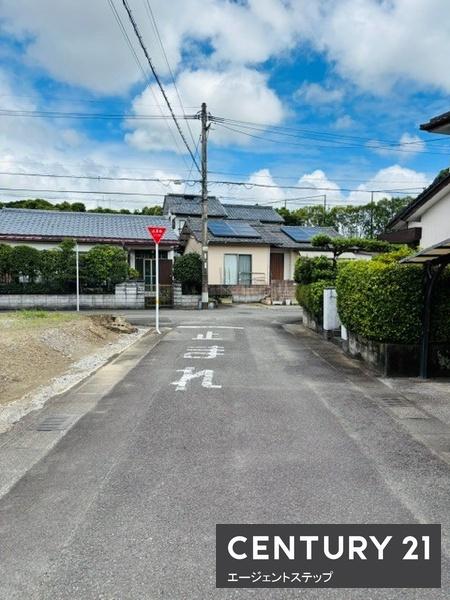 　前面道路含む現地写真　前面道路含む現地写真で落ち着いた街並み