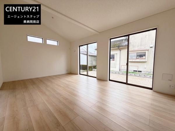 　リビング　開放感あふれるリビングです