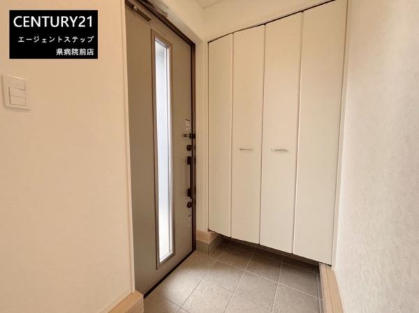 　玄関　玄関収納が充実しています