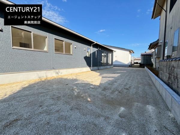 　庭　前面道路の広さが魅力です