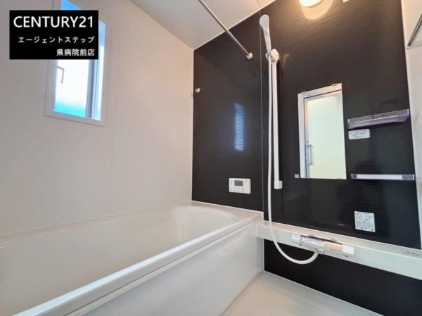 　バス　バスは収納棚付きで便利です