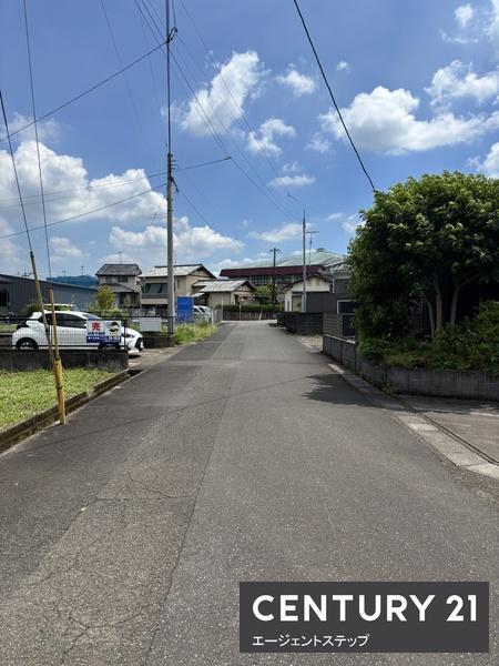 　前面道路含む現地写真　前面道路までしっかり舗装されています