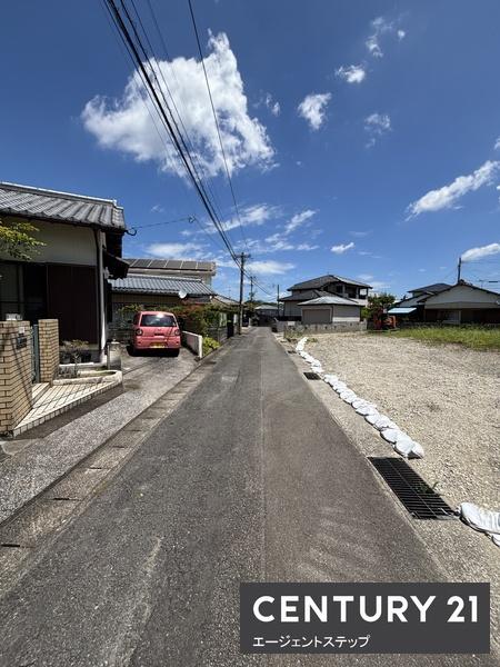 　前面道路含む現地写真　前面道路の様子が分かる現地写真です