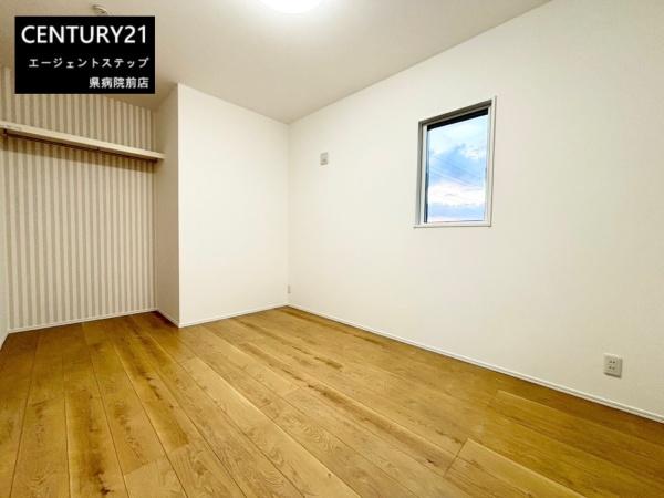 　寝室　温かみのある寝室です