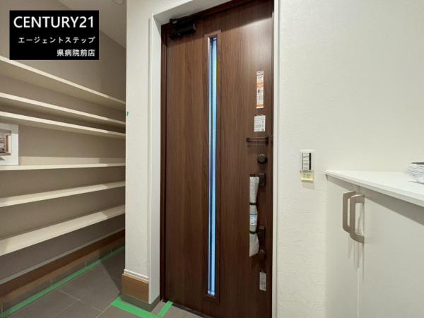 　玄関　玄関の収納が充実しています