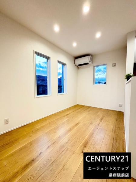 　洋室　洋室は二面採光です