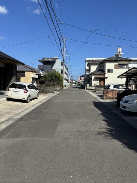 　前面道路含む現地写真　前面道路の幅員がゆったりしています