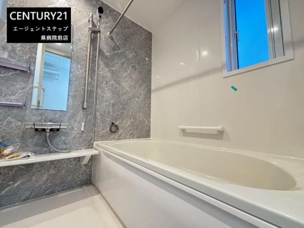 　バス　バスは窓付きで明るいです