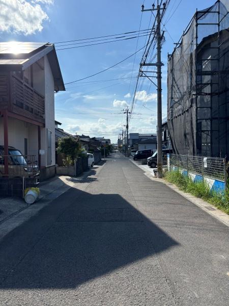 　前面道路含む現地写真　前面道路と現地がよく分かります