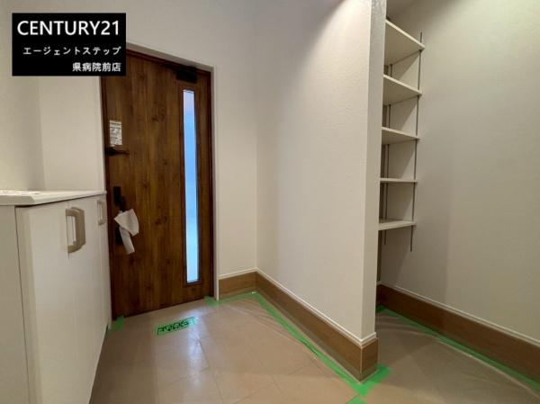 　玄関　玄関スペースが広めです