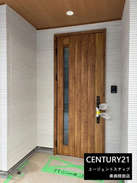 　玄関　木の質感が引き立つ玄関です