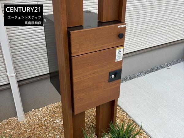 　その他　木目調のポストが魅力です