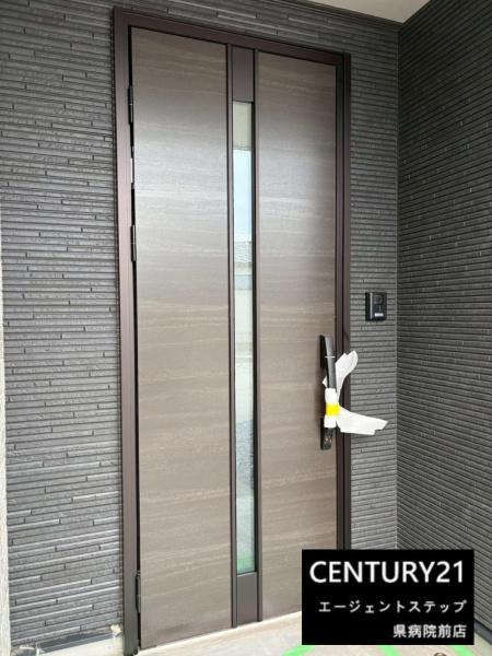 　玄関　玄関はシンプルなデザインです