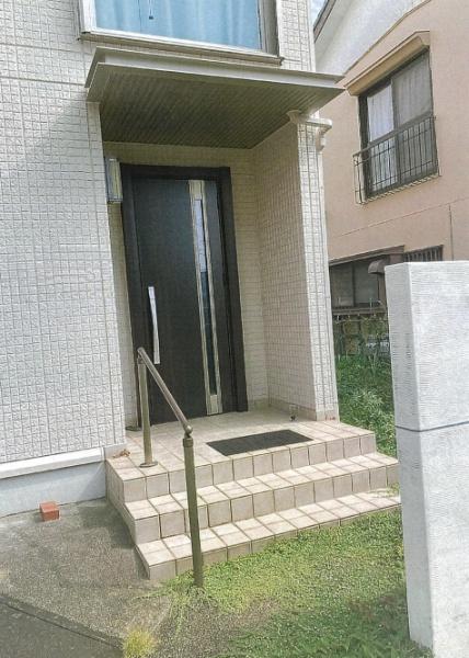 　玄関　玄関に手すり付きです