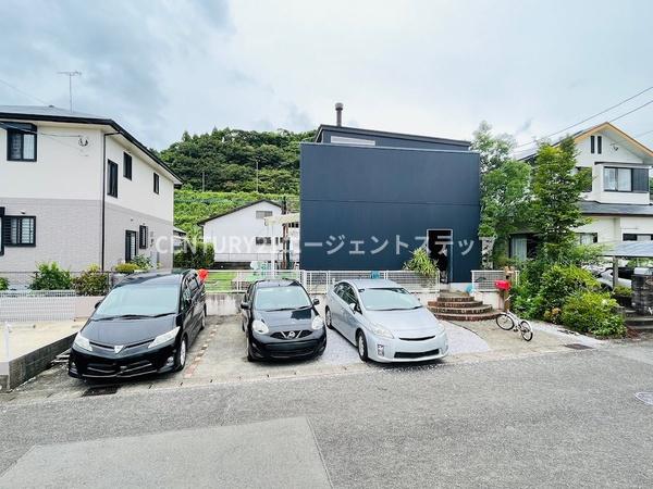 　駐車場　便利な駐車場スペースです