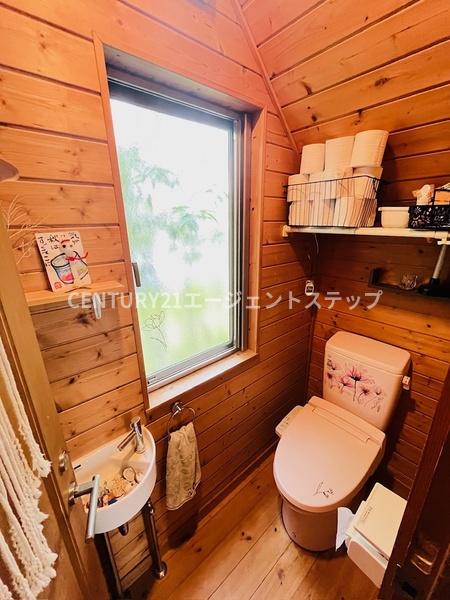 　トイレ　木目調のトイレが魅力です