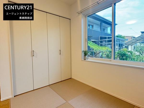 　和室　明るい窓がある和室です