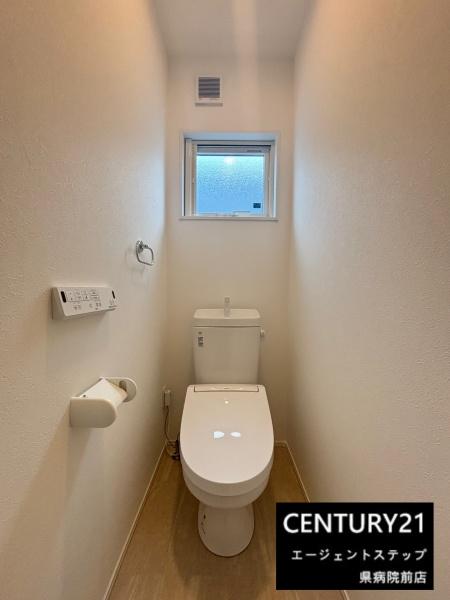 　トイレ　トイレに小窓付きです