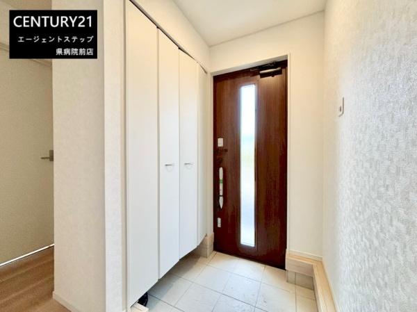 　玄関　玄関収納付きの玄関です