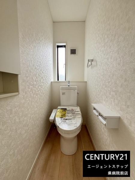 　トイレ　窓付きのトイレです