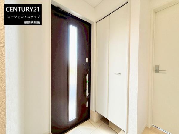 　玄関　玄関が明るい空間です