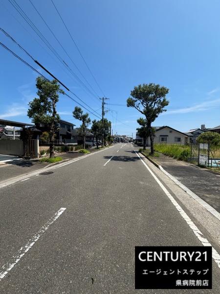 　前面道路含む現地写真　前面道路が広く快適です