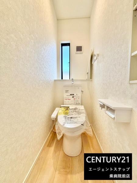 　トイレ　採光のあるトイレ空間です