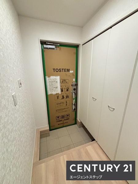　玄関　玄関は収納スペースが豊富です
