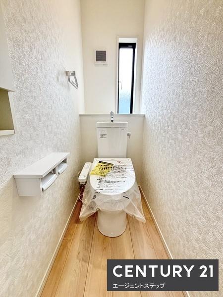 　トイレ　窓付きのトイレです